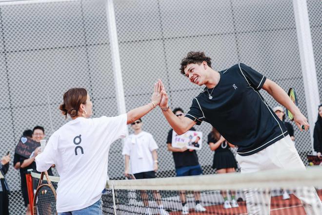 还涵盖她在 还涵盖她在